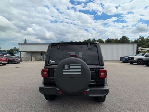 Used 2025 Jeep Wrangler Unlimited Sahara AWD/4WD image 6