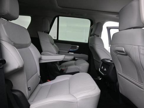 Used 2025 Ford Expedition Platinum w/ Driver's Package AWD/4WD image 22