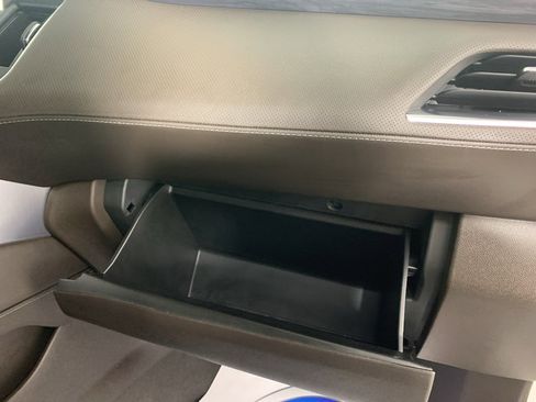 Used 2023 GMC Yukon XL SLT image 44