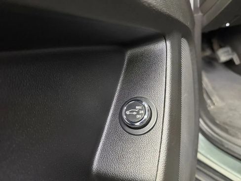 Used 2022 Chevrolet Traverse LT FWD image 32