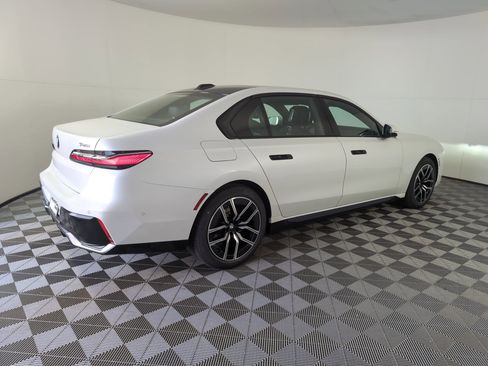 Used 2025 BMW 740i w/ Premium Package image 7