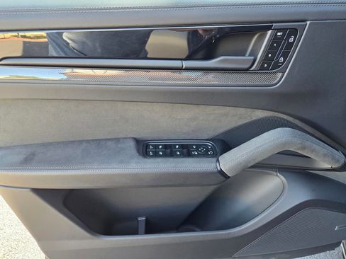Certified 2025 Porsche Cayenne GTS AWD/4WD image 19