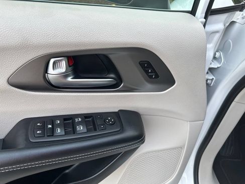 Used 2023 Chrysler Pacifica Touring-L FWD image 18
