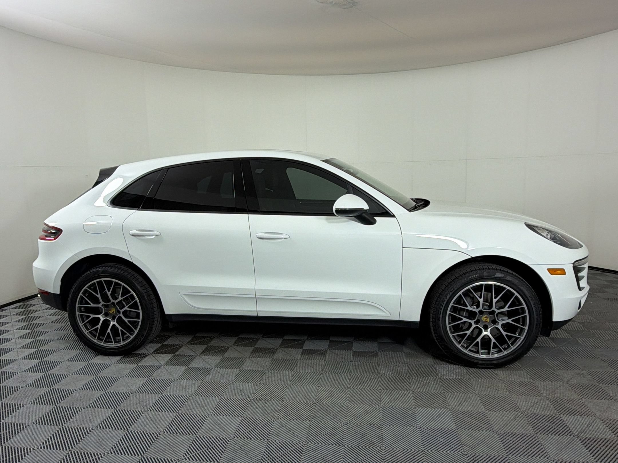 Used 2018 Porsche Macan AWD/4WD image 9