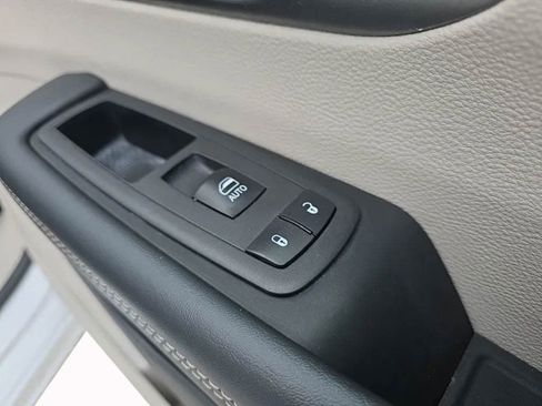 Used 2024 Chrysler Pacifica Select image 21