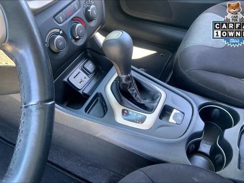 Used 2018 Jeep Cherokee Latitude w/ Altitude Package FWD image 15
