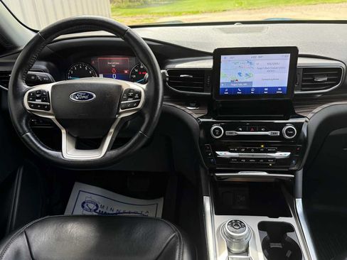 Used 2022 Ford Explorer Limited w/ Equipment Group 301A AWD/4WD image 11