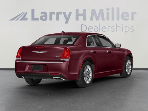 Used 2022 Chrysler 300 Touring L image 2