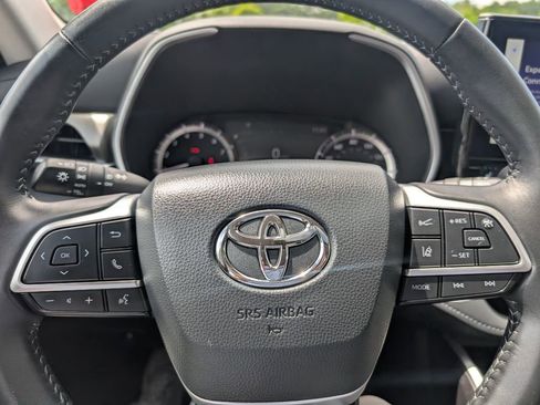 Used 2024 Toyota Highlander XLE AWD/4WD image 23