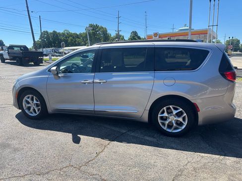 Used 2017 Chrysler Pacifica Touring-L w/ Tire & Wheel Group FWD image 7