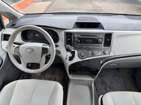 Used 2014 Toyota Sienna L image 18