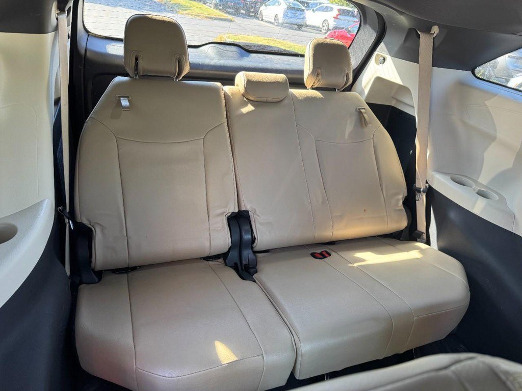 Used 2024 Toyota Sienna XLE FWD image 14
