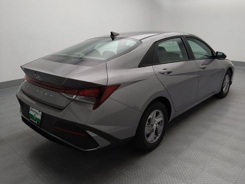 Used 2024 Hyundai Elantra SE FWD image 9