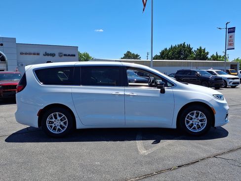 Used 2024 Chrysler Pacifica Touring-L FWD image 7