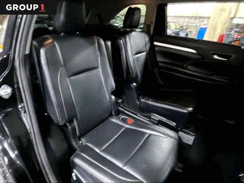 Used 2018 Toyota Highlander XLE image 19