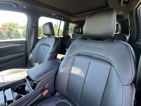 Used 2023 Jeep Grand Cherokee Overland AWD/4WD image 18