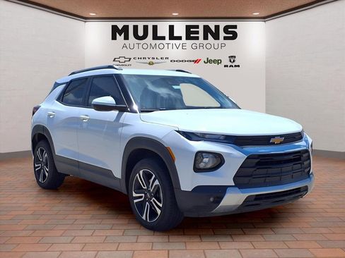 Used 2023 Chevrolet TrailBlazer LT w/ Convenience Package AWD/4WD image 3