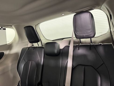 Used 2024 Chrysler Pacifica Limited FWD image 28