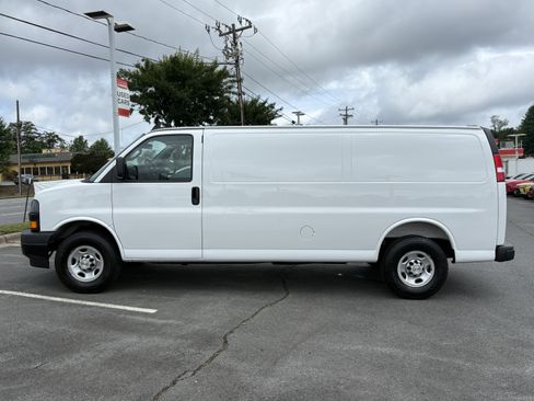 Used 2025 Chevrolet Express 2500 Extended RWD image 2