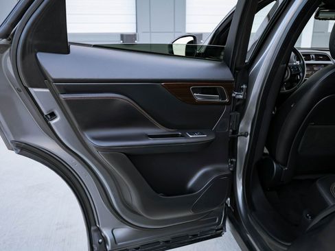 Used 2017 Jaguar F-PACE Prestige image 29