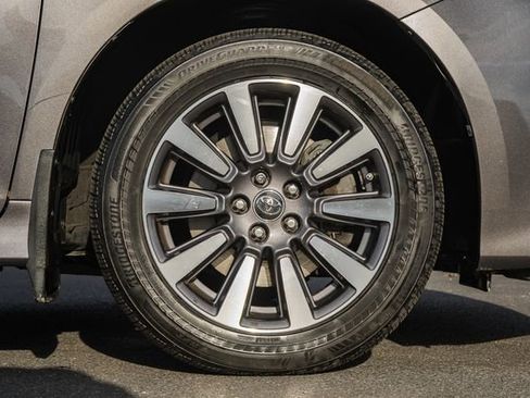 Used 2018 Toyota Sienna XLE Premium image 19