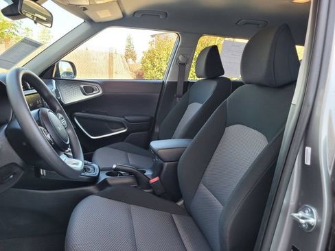 Used 2025 Kia Soul LX w/ LX Technology Package FWD image 13