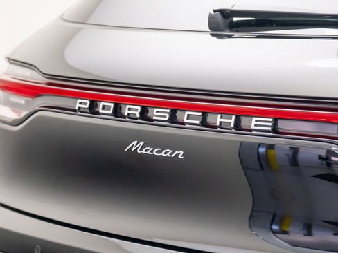 Used 2025 Porsche Macan image 32