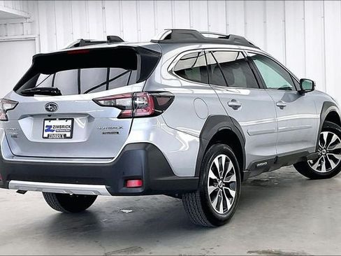 Used 2023 Subaru Outback Touring AWD/4WD image 12