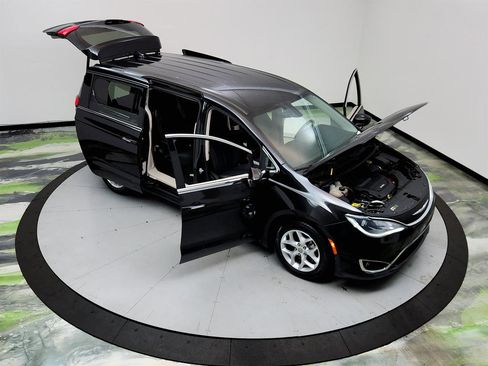 Used 2017 Chrysler Pacifica Touring Plus w/ Tire & Wheel Group FWD image 36