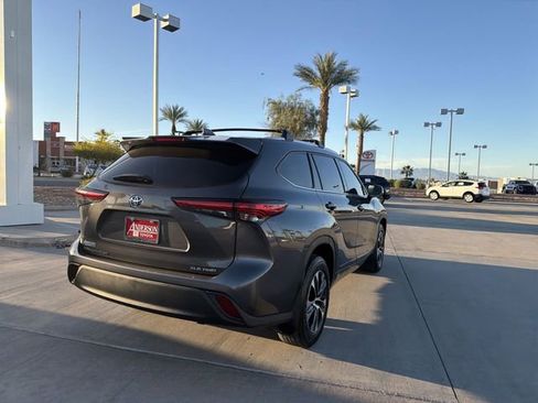 Used 2022 Toyota Highlander XLE image 5
