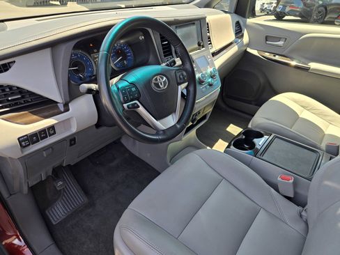 Used 2017 Toyota Sienna FWD image 10