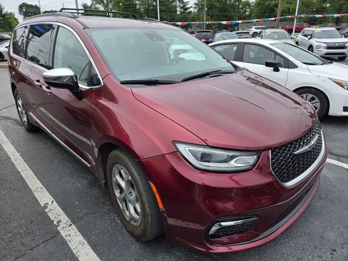 Used 2023 Chrysler Pacifica Limited FWD image 3