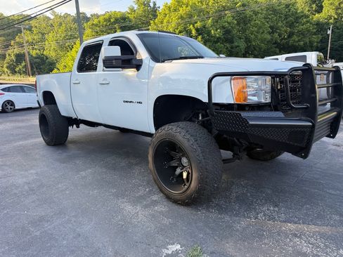 Used 2011 GMC Sierra 2500 Denali w/ Suspension Package, Off-Road AWD/4WD image 51