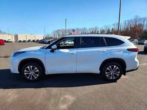 Used 2023 Toyota Highlander XLE image 4