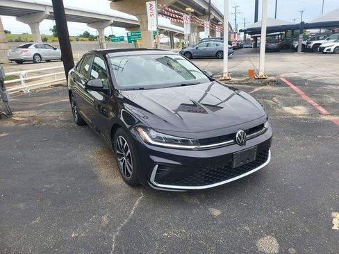 Used 2025 Volkswagen Jetta SE FWD image 2
