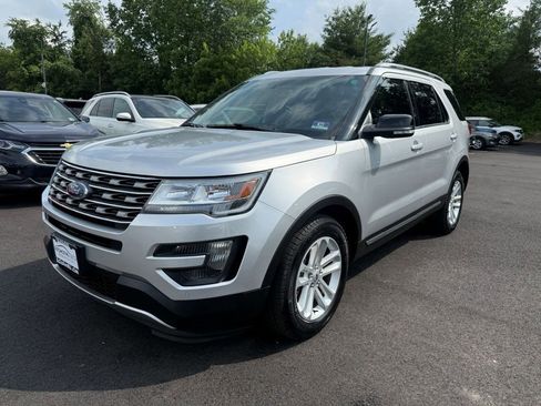 Used 2016 Ford Explorer XLT w/ Equipment Group 202A FWD image 9