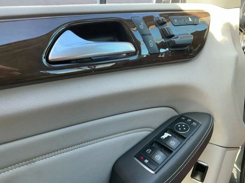 Used 2015 Mercedes-Benz ML 350 ML 350 4MATIC Sport Utility 4D w/ Premium 1 Package image 9