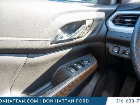 Used 2021 GMC Acadia SLE image 17