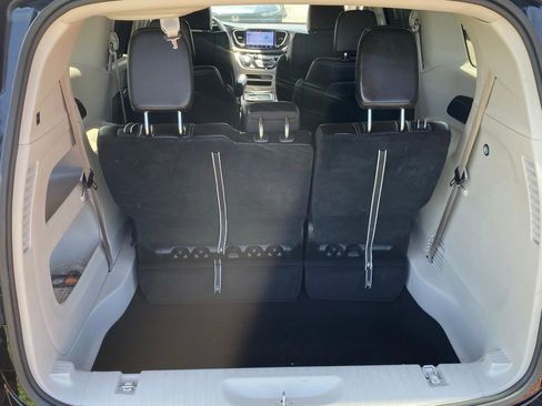 Used 2024 Chrysler Pacifica Touring-L FWD image 12