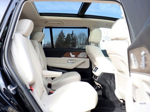 Used 2022 Mercedes-Benz GLS 450 4MATIC w/ AMG Line Exterior image 19