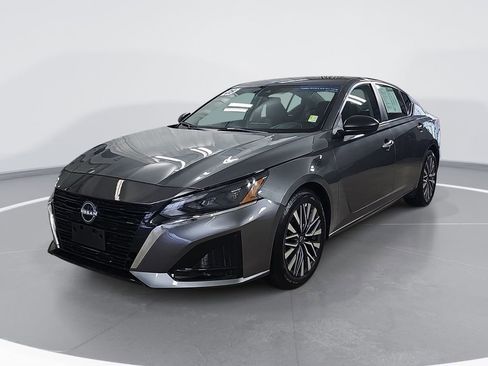 Used 2025 Nissan Altima 2.5 SV FWD image 9