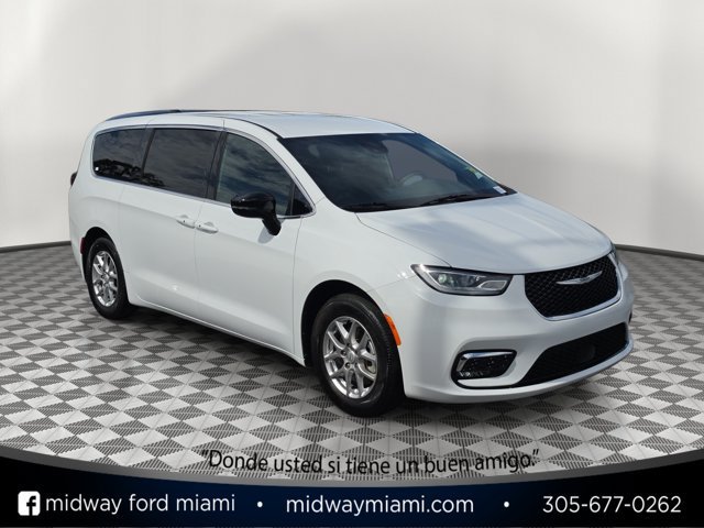 Used 2025 Chrysler Pacifica Select FWD image 1