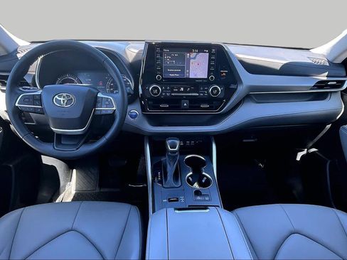 Used 2022 Toyota Highlander XLE AWD/4WD image 15
