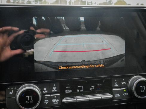 Used 2025 Toyota Highlander XLE image 23