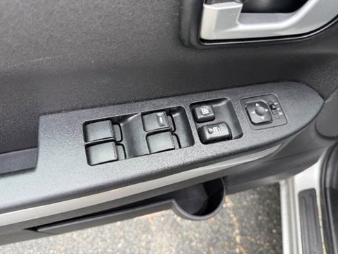 Used 2011 Mitsubishi Endeavor LS image 11