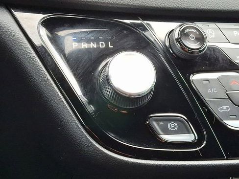 Used 2025 Chrysler Pacifica Select image 16