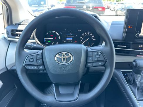 Used 2026 Toyota Sienna LE FWD image 13