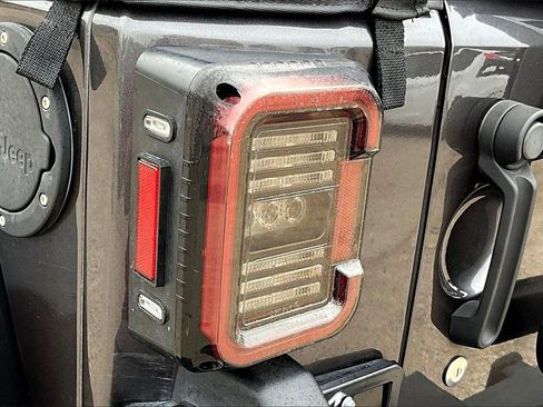 Used 2016 Jeep Wrangler Unlimited Sahara image 31