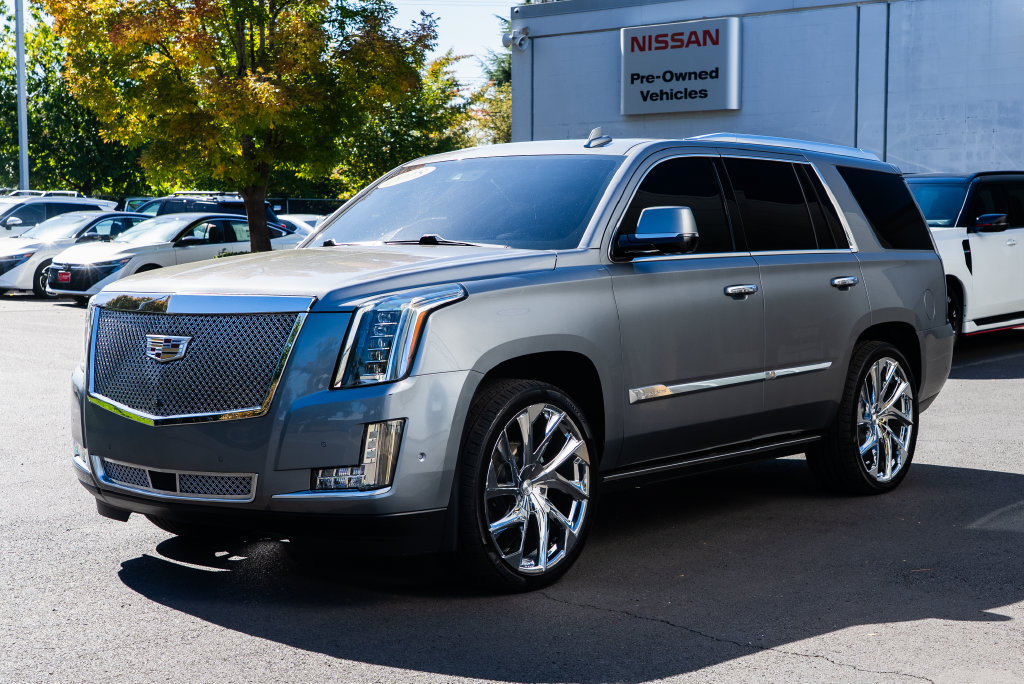 Used 2018 Cadillac Escalade Platinum AWD/4WD image 3