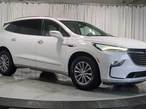 Used 2024 Buick Enclave Essence w/ Sound and Sites Package AWD/4WD image 2